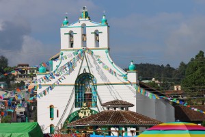 San Cristobal, San Juan Chamula: Bunt geschmückt ist die katholische Kirche Zeremonienstätte für uralte Maya Rituale