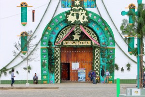 San Cristobal, San Juan Chamula: Das schöne Portal der Kirche mit den Wächtern und Ticketverkäufern