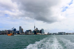 Devonport: Blick von der Fähre zurück nach Auckland
