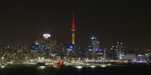 Devonport: Die Skyline von Auckland bei Nacht mit dem dominierenden Sky Tower