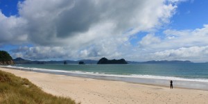 Coromandel, Haie: Der tolle Strand von Hahei nach dem Sturm