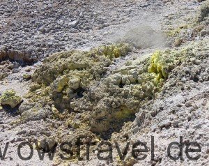 Neuseeland, Wai-O-Tapu: Ausblühungen mit Schwefelkristallen