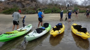 Galápagos, Isla Floreana, Post Office Bay: Jetzt noch schnell die Kajaks aufräumen (macht die Crew) und dann geht´s zum Mittagessen