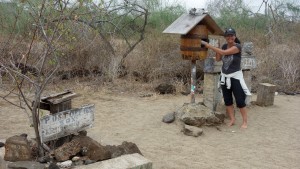 Galápagos, Isla Floreana, Post Office Bay: Postamt mit Self-Service aus dem 18. Jahrhundert