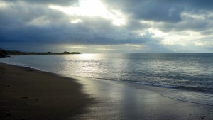 Galápagos, Floreana, Punto Cormorant: Dramatische Stimmung durch das Wolkenspiel an der Green Bay