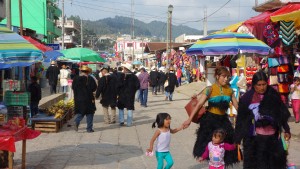 San Cristobal, San Juan Chamula: Schon auf dem Weg zu Kirche und Markt herrscht reges Treiben