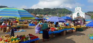 San Cristobal, San Juan Chamula: Farbenfrohes Markttreiben vor der Kirche