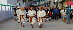 San Cristobal, San Juan Chamula: Stolze Tzotzil im traditionellen Gewand auf dem Weg zur Zeremonie in der Kirche