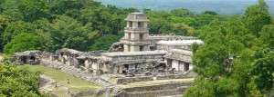 Palenque: El Palacio, der Palast im Osthof mit dem vierstöckigen Turm ist das bekannteste Gebäude und Aushängeschild der Maya-Stadt