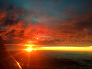 Neuseeland: Grandioser Sonnenaufgang beim Anflug auf Auckland