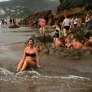 Coromandel, Hot Sand Beach: Bereits in wenigen Zentimetern Tiefe kommt der heiße Quell zu Tage