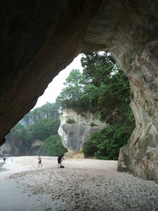 Coromandel, Cathedral Cove Bay: Blick aus der Kathedrale auf "The Laughing Face"