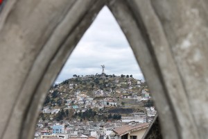 Blick von der Kathedrale auf El Panecillo mit der Madonna von Quito
