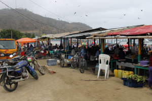 An den Garküchen oberhalb des Fischmarktes in Puerto Lopez wird der Fang auf Wunsch frisch zubereitet