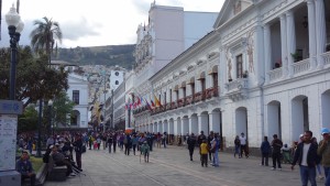 Die nordöstliche Begrenzung des Plaza Grande in Quito besteht aus dem historischen Palacio Arzobispal und dem Hotel Plaza Grande