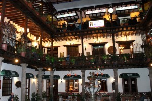 Der Innenhof des historischen Palacio Arzobispal am Plaza Grande in Quito