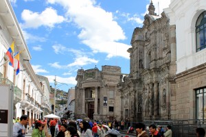 Die Via Garcia Moreno wird wie die gesamte Innenstadt am Sonntag zur Fussgängerzone. Blick auf die Nationalbank und die Jesuitenkirche "Inglesia de la Compañía de Jesús"