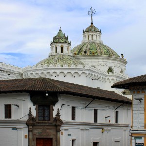 Die berühmten Kuppeln der Jesuitenkirche "Inglesia de la Compañía de Jesús" in Quito