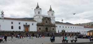 Plaza San Francisco in Quito mit dem mächtigen Franziskanerkloster und der Klosterkirche