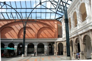 Das Museo Centro Cultural Metropolitano in Quito mit seinem überdachten Patio behergt zur Zeit eine umfassende José Unda Ausstellung