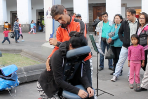 Otti bekommt auf dem Plaza Grande in Quito eine hervorragende Shiatsu-Massage von Ricardo del Grosso aus Argentinien