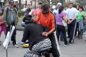 Otti bekommt auf dem Plaza Grande in Quito eine hervorragende Shiatsu-Massage von Ricardo del Grosso aus Argentinien