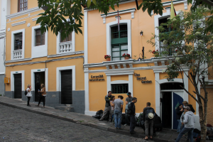 Warten vor dem Hostel Secret Garden in Quito auf die Weiterreise zum Cotopaxi