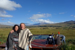 Vor dem Cotopaxi im traditionellen Indio Poncho