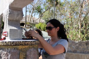 Ecuador, Quito: Otti am Mitad del Mundo beim Versuch am Aequator Ei auf die Spitze stellen. Nicht einfach, aber es geht!