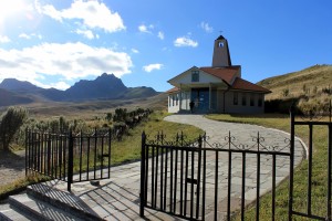 Blick vom Cruz Loma, der Bergstation des TeleferiQo, über die Hochebene auf den Vulkan Pichincha