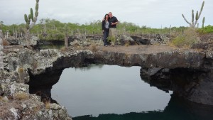 Galápagos, Santa Isabela, Los Tuneles: Das obligatorische Foto auf der Lavabrücke