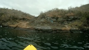 Galápagos, Tagus Cove: Unser Landing-Point vom Kajak aus. Schön zu sehen die verschiedenen Inschriften, mit denen sich die Schiffscrews verewigten.