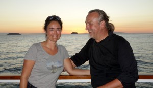 Galapagos, La Pinta, North Seymour: Werbendes Männchen versucht mit Sonnenuntergang sein Weibchen zu beeindrucken (haha) - Unser erster Sonnenuntergang an Bord der Yacht