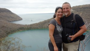Galápagos, Tagus Cove: Gemeinsam vor dem Lake Darwin (im Hintergrund ankert unsere Yacht La Pinta)