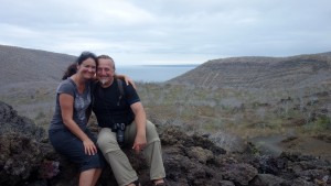 Galápagos, Tagus Cove: Pärchenbild vor dem Lake Darwin mit Blick auf die Tagus Cove.