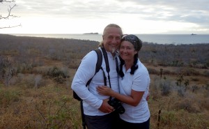 Galápagos, Santa Cruz, Cerra Dragone: Wir auf dem Cerro Dragone und im Hintergrund die Bucht und die Insel Rábida