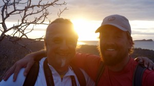 Galápagos, Santa Cruz, Cerra Dragone: Ausgelassene Stimmung und ein toller Sonnenuntergang auf dem Cerra Dragone mit meinem Travelbuddy Eddie aus San Diego.