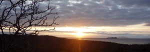 Galápagos, Santa Cruz, Cerra Dragone: Sonnenuntergang mit Blick auf Isla Rabida und Isla San Salvador