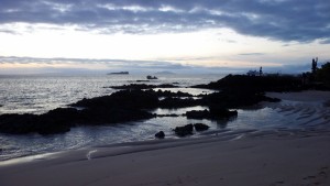 Galápagos, Santa Cruz, Cerra Dragone: Eindrucksvolle Abendstimmung bei einsetzender Dämmerung auf dem Rückweg zur La Pinta