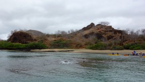 Galápagos, Isla Floreana, Post Office Bay: Blick vom Kajak auf den Baroness Viewpoint