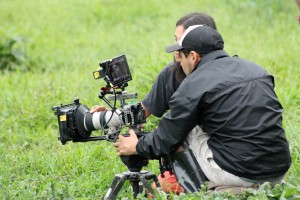 Galápagos, Santa Cruz, Rancho Manzanillo: Ein Team von Dokumentarfilmern beim Dreh u.a. über die Riesenschildkröten, gesponsert vom Ecuadorianischen Touristmusministerium