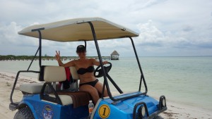 Mexico, Isla Holbox: Otti die rasante Golfcart-Fahrerin. Unterwegs um die Insel zu erkunden