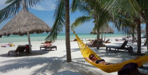Mexico, Isla Holbox: Relaxing mit Karibikfeeling am weißen Sandstrand.