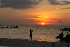 Mexico, Isla Holbox: Otti beim Fotografieren eines wunderschönen Sonnenuntergangs