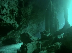 Mexiko, Tulum, Cenoten Tauchen: Glasklares Wasser in der Tiefe und das Licht von oben beleuchtet die Kavernen der Cenote Aktun Ha