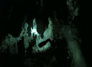 Mexiko, Tulum, Cenoten Tauchen: Die Taschenlampe gibt den Blick frei auf die Stalagmiten und Stalagtiten der Gran Cenote