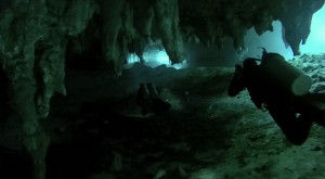 Mexiko, Tulum, Cenoten Tauchen: Mystische Unterwasserwelten beim Blick zum Einstieg in die Gran Cenote