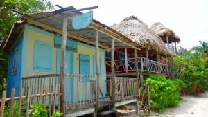 Belize, Caye Caulker: Gebaut wird mit dem was verfügbar ist, aber immer mit viel Farbe