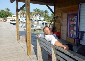 Belize - Guatemala: Warten auf das Wassertaxi in der Morgensonne auf Caye Caulker