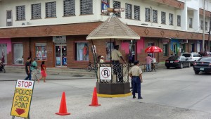 Belize - Guatemala: Polizeikontrolle in Belize City - eher proforma als aktiv